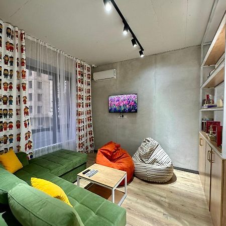 Izzzi Hostel Bishkek Esterno foto