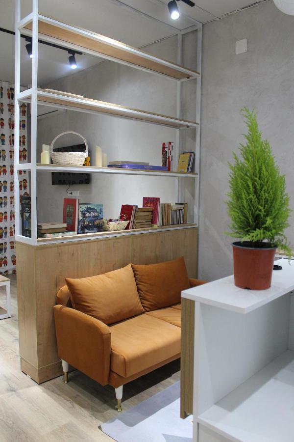 Izzzi Hostel Bishkek Esterno foto