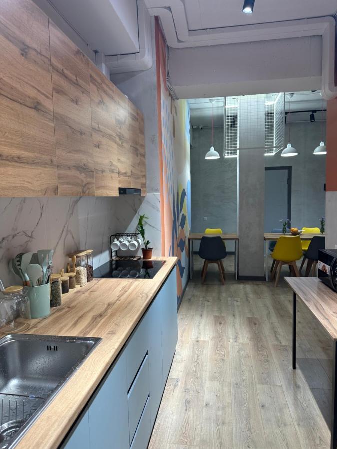 Izzzi Hostel Bishkek Esterno foto