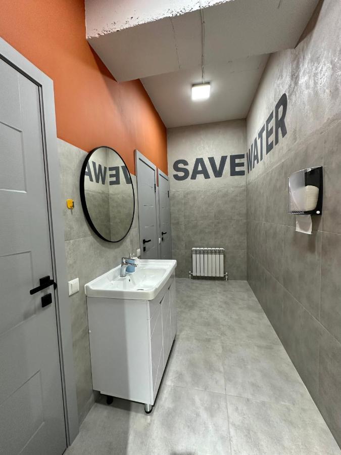Izzzi Hostel Bishkek Esterno foto