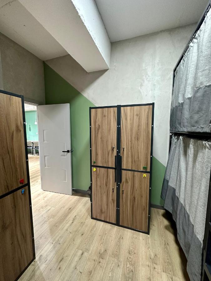 Izzzi Hostel Bishkek Esterno foto