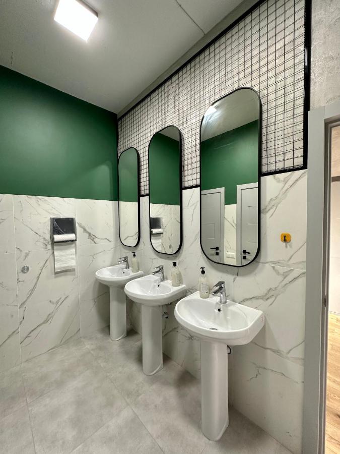 Izzzi Hostel Bishkek Esterno foto