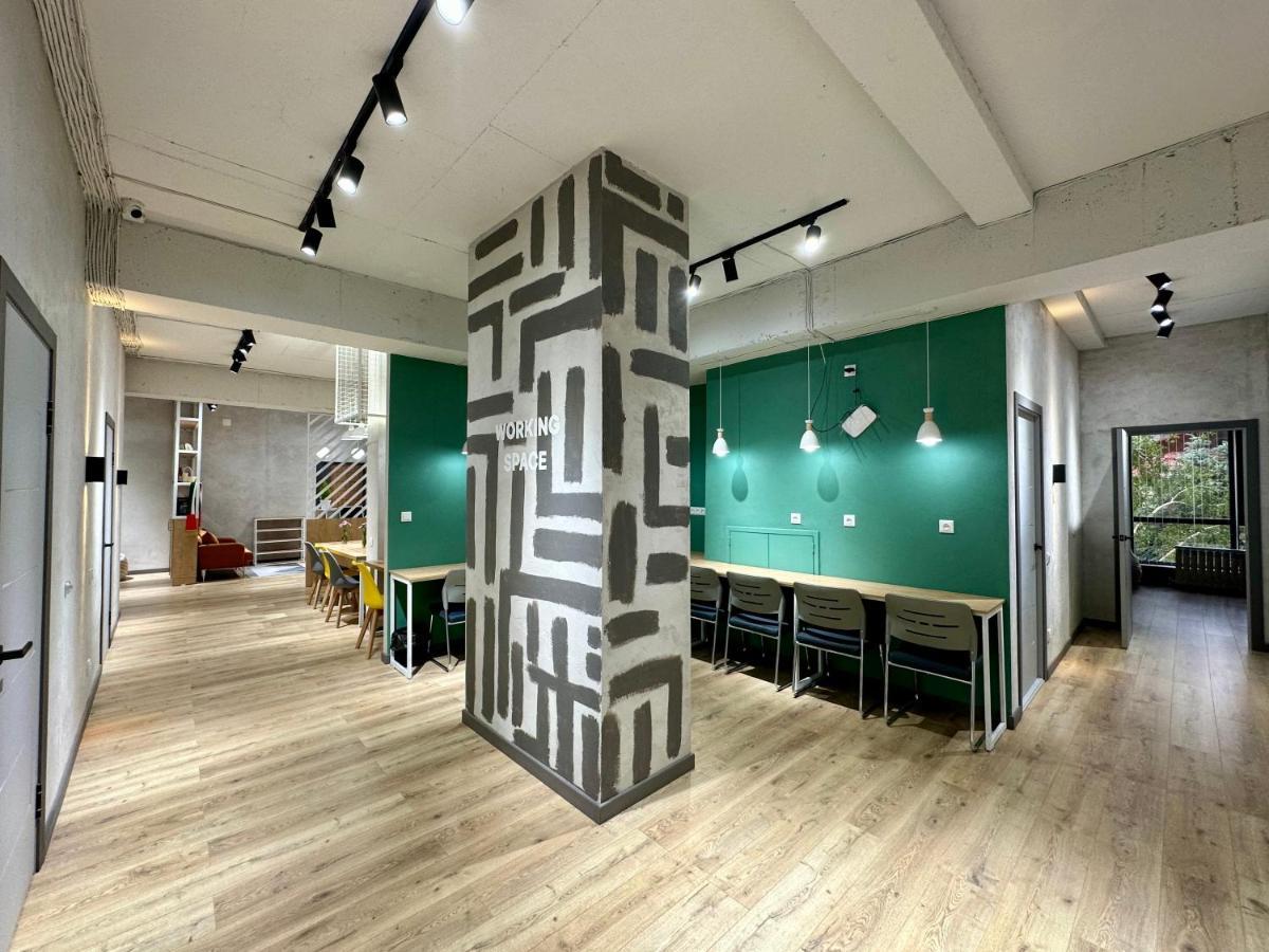 Izzzi Hostel Bishkek Esterno foto