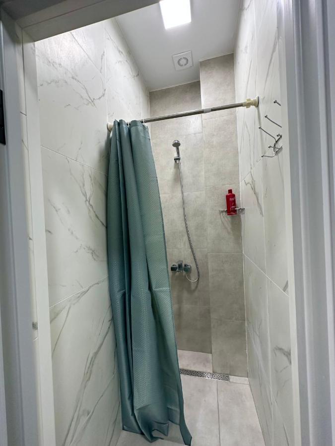 Izzzi Hostel Bishkek Esterno foto